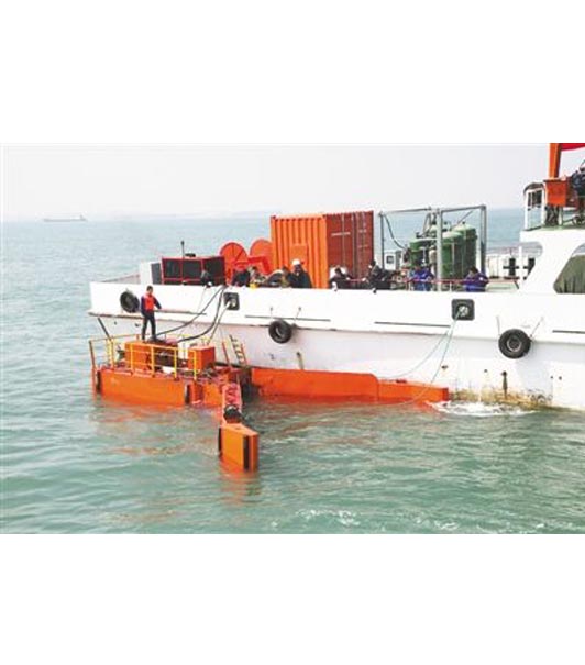 拖带动态斜面收油机